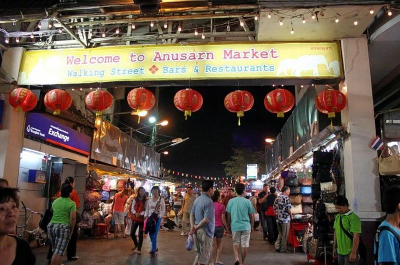 Entrada del Anusarn Market en Chiang Mai por la noche