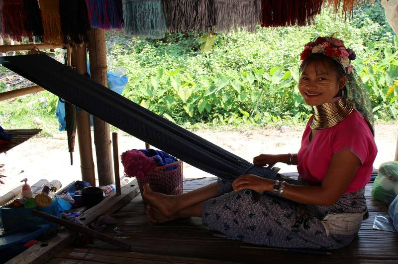 Mujer de la etnia kayan elaborando tejidos tradicionales en un poblado del norte de Tailandia