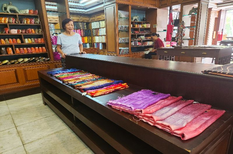 pashminas de seda en tienda de Chiang Mai