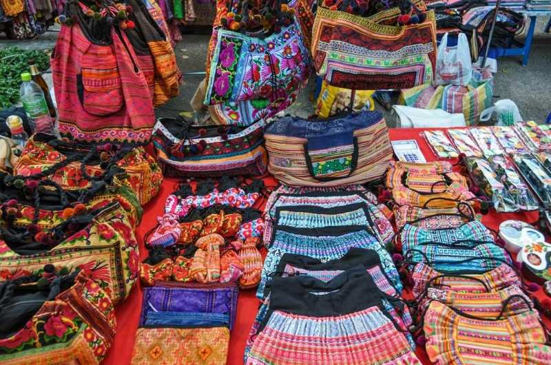 Pendas y complementos étnicos en el mercadillo hmong en Chiang Mai