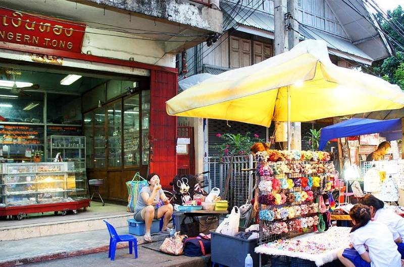 tienda de plata en Wualai Road Chiang Mai durante el mercado del sábado