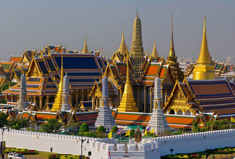 Vista del Gran Palacio de Bangkok con sus templos y tejados dorados