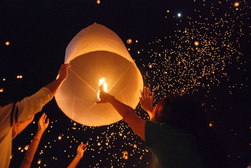 Linterna khom loi siendo lanzada durante Yi Peng en Chiang Mai
