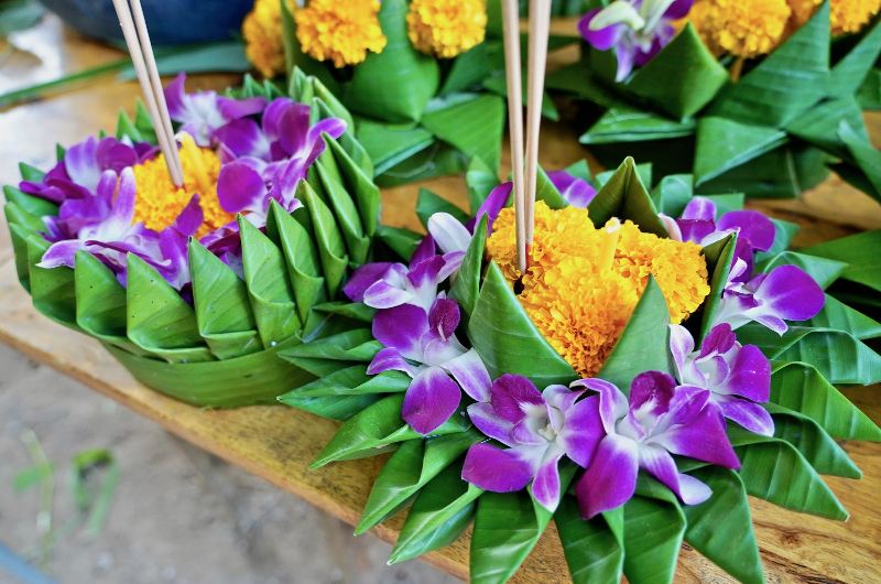 Krathong artesanal decorado con flores durante Loy Krathong en Tailandia