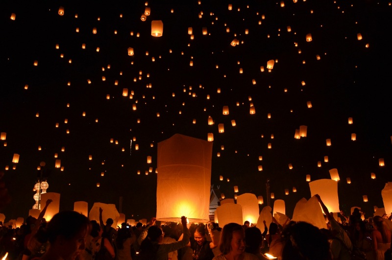 Cielo lleno de linternas durante Yi Peng en Chiang Mai
