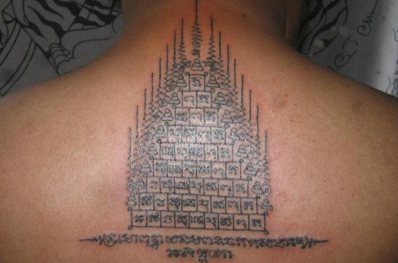 Tatuaje Gao Yord con nueve picos sagrados en la espalda