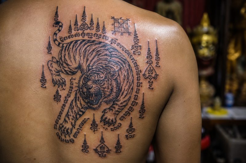 Tigre Sak Yant ligado a la fuerza y al valor