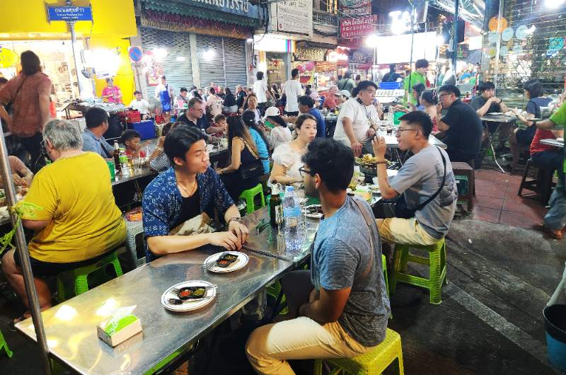 Puestos de comida callejera en Yaowarat Bangkok