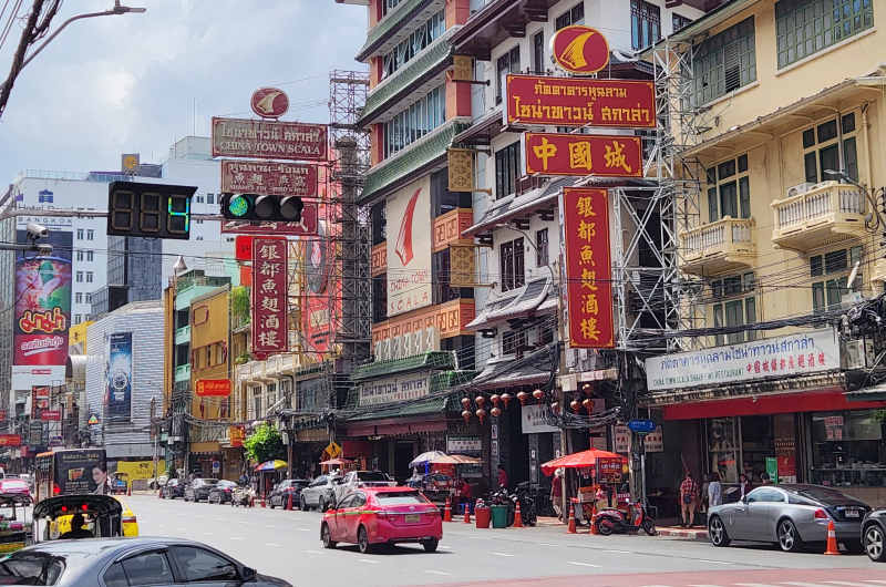 Calle Yaowarat en el barrio chino de Bangkok durante el día