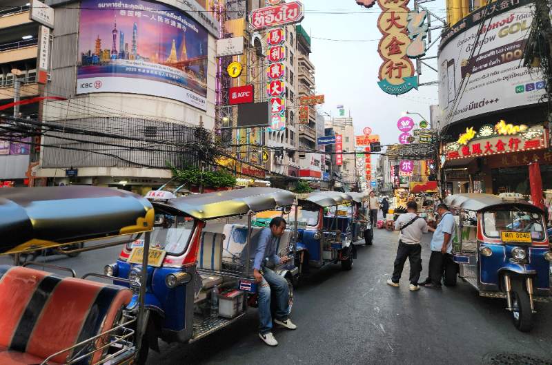 tuk tuks aparacados en Yaowarat Road en el barrio chino de Bangkok