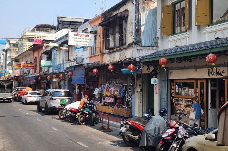 Calle Song Wat Road en el barrio chino de Bangkok con edificios históricos y comercios tradicionales