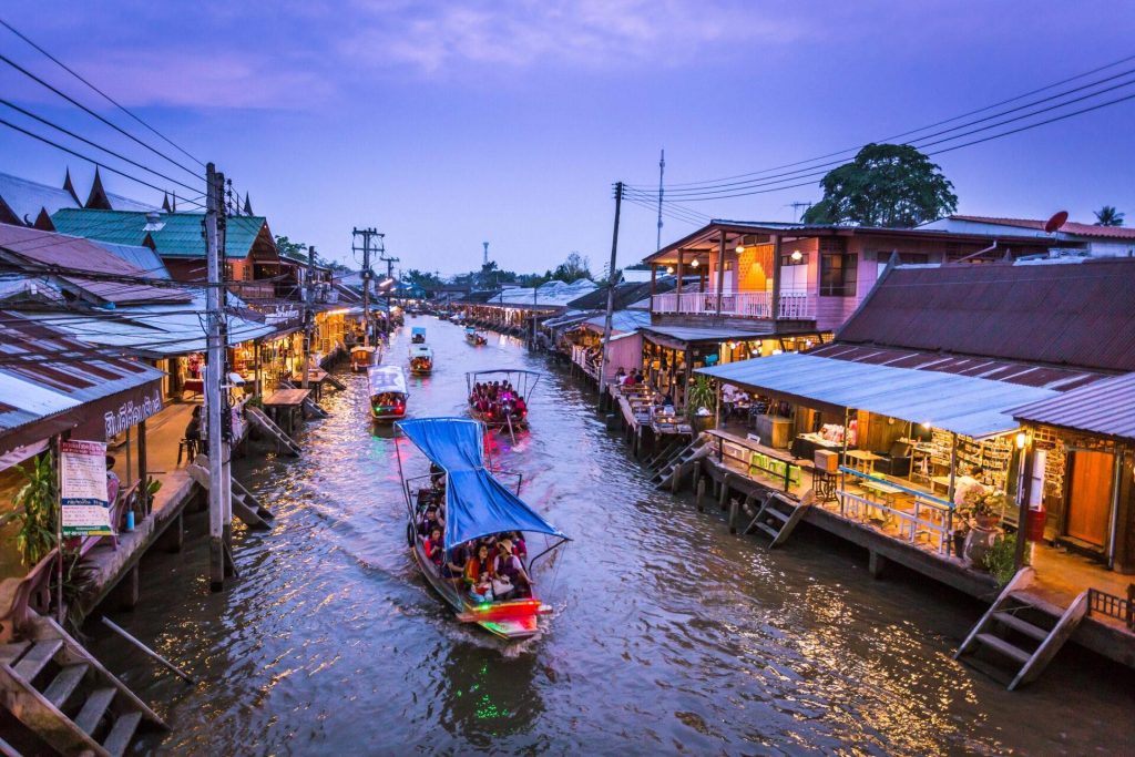 Mercado flotante de Amphawa al atardecer
