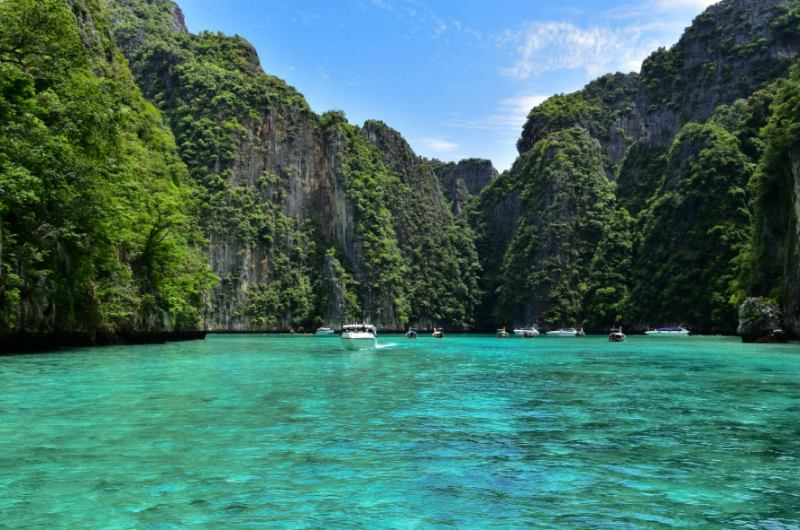 Entrada a Loh Sama Bay con lanchas y acantilados en las Islas Phi Phi