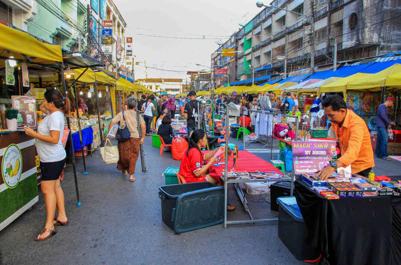Mercado local en Krabi Town con puestos callejeros y ambiente urbano