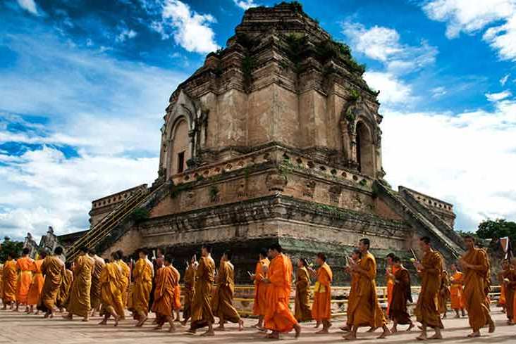 Pagoda de Wat Chedi Luang en Chiang Mai con monjes paseando alrededor