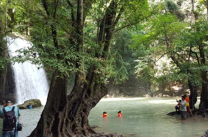 Turistas bañándose en las cascadas de Erawan