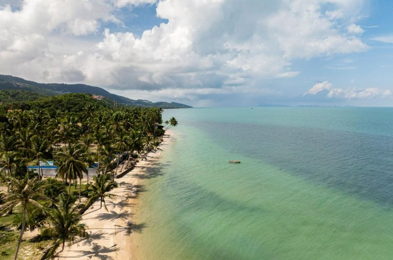 Playa de Koh Samui con sol y nubes durante agosto
