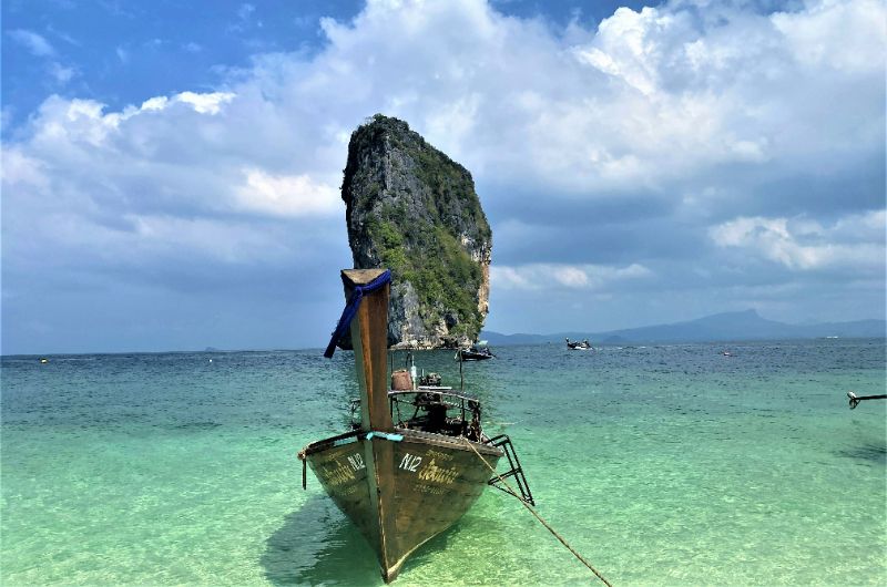 Longtail boat frente a Koh Poda en Krabi durante agosto