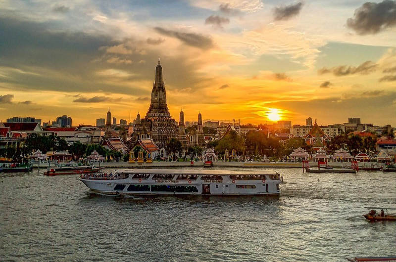 Barco turístico en el río Chao Phraya con Wat Arun al fondo en Bangkok
