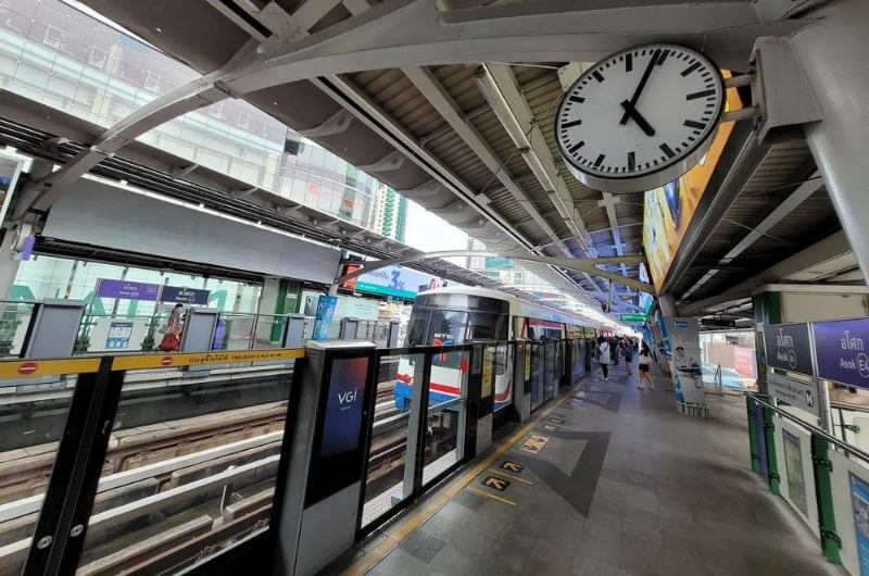 Reloj en una estación del BTS Skytrain de Bangkok