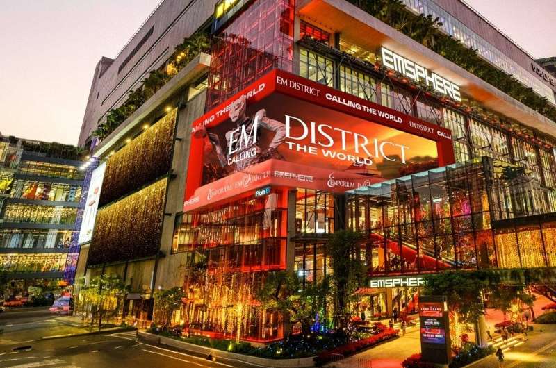 Exterior iluminado de Emsphere al anochecer en Sukhumvit