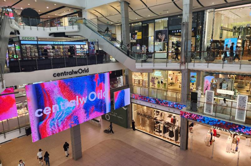 Interior del centro comercial CentralWorld en Bangkok con tiendas y pasillos modernos