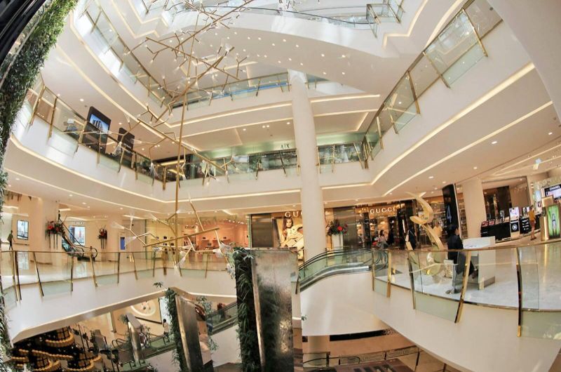 Interior de Emporium con tiendas y varias plantas comerciales