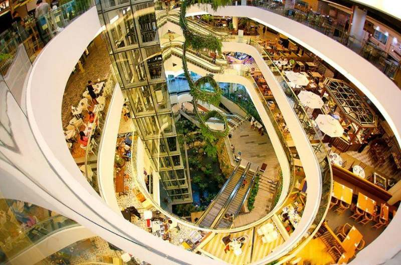 Vista interior de EmQuartier con varias plantas y diseño moderno