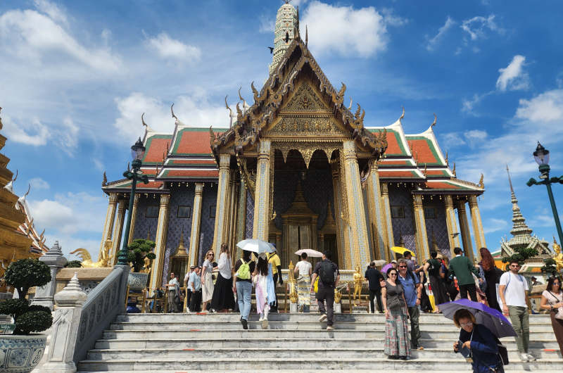 escaleras de acceso al Wat Phra Kaew en el Gran Palacio de Bangkok