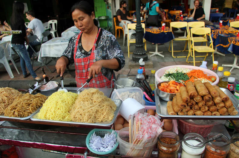 Puesto de comida callejera en Tailandia