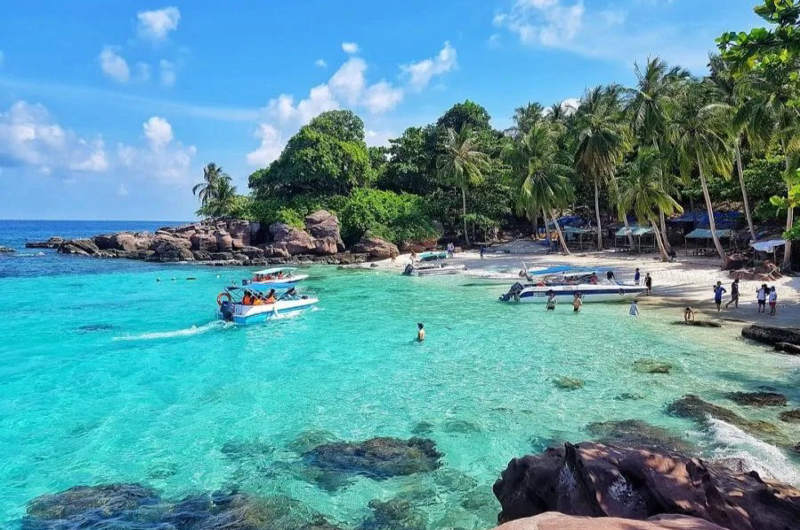 Playa de la isla de Phu Quoc con mar en calma