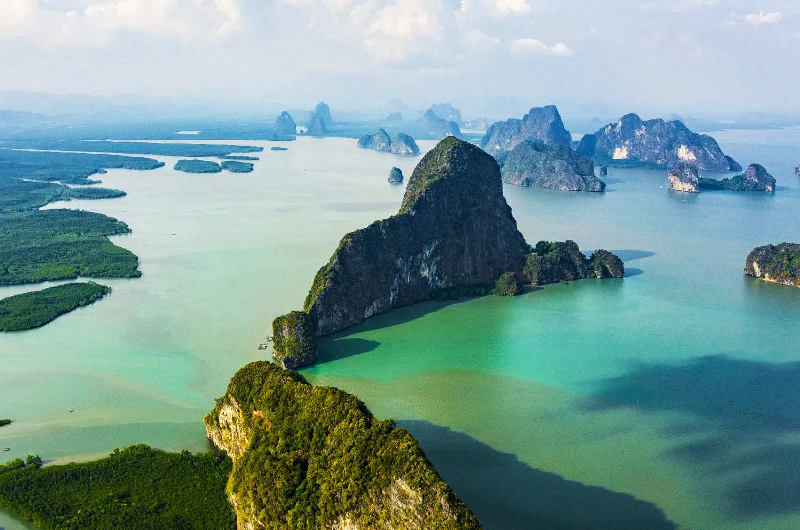 Islotes de piedra caliza en la bahía de Phang Nga, una de las excursiones más populares desde Phuket