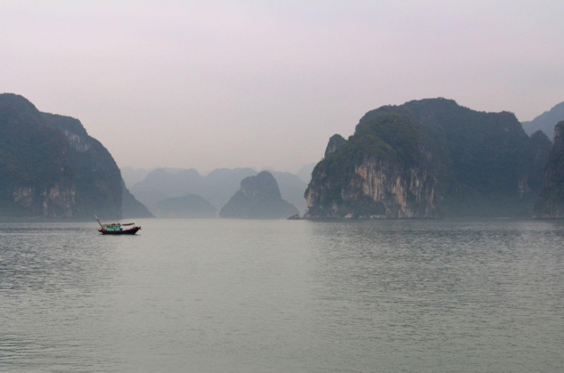 Bahía de Halong con bruma tropical durante agosto