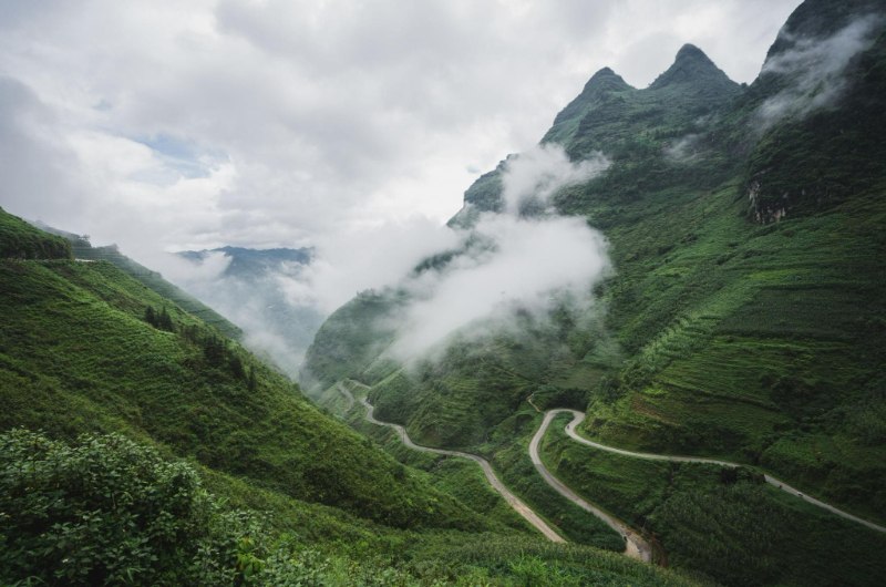 Carretera del norte de Vietnam durante agosto con paisaje tropical y cielo nublado