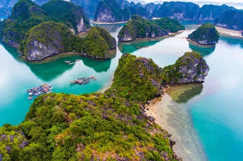 Vista de la bahía de Lan Ha con pequeñas islas y aguas tranquilas cerca de Cat Ba