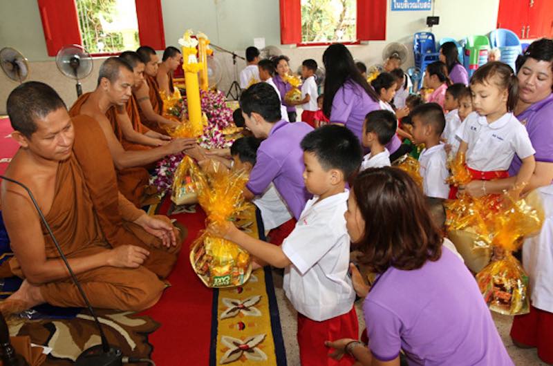 Donación de velas a los monjes durante el festival Wan Khao Phansa en Tailandia