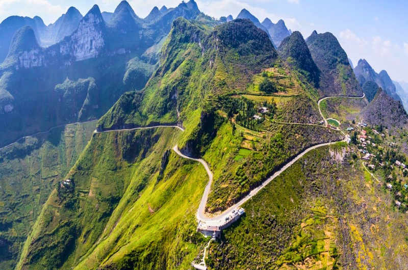 Carretera panorámica del Ha Giang Loop atravesando montañas en el norte de Vietnam