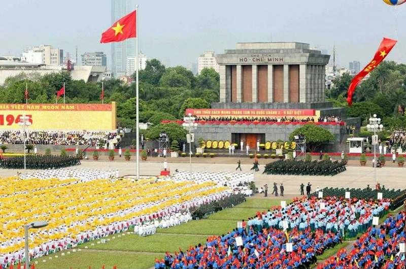 Plaza Ba Dinh con el mausoleo de Ho Chi Minh en Hanoi, Vietnam del norte durante la fiesta nacional