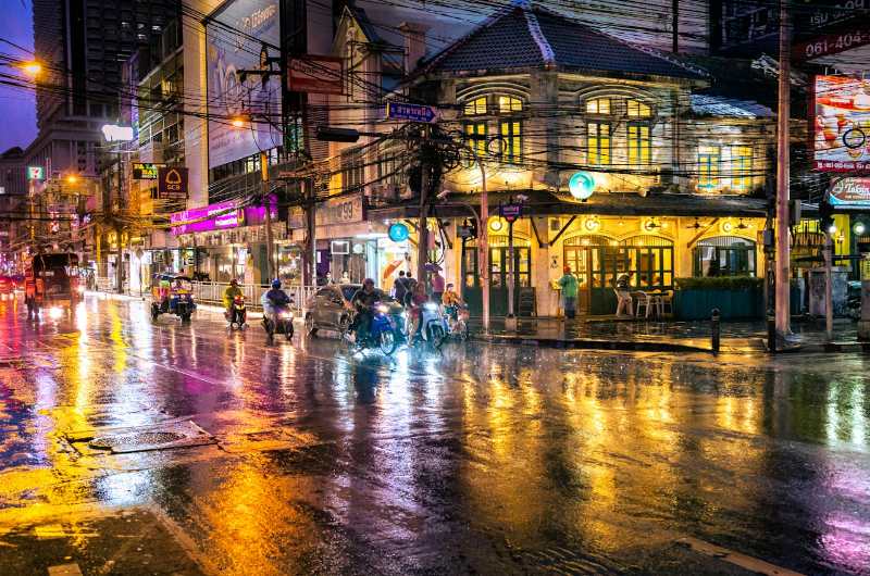 Calle mojada de Bangkok durante una noche de septiembre