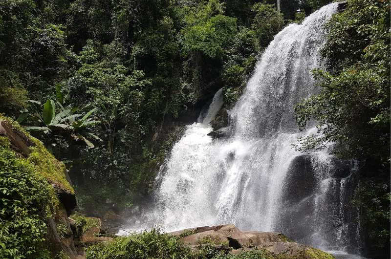 Cascada con abundante agua en Doi Inthanon durante septiembre