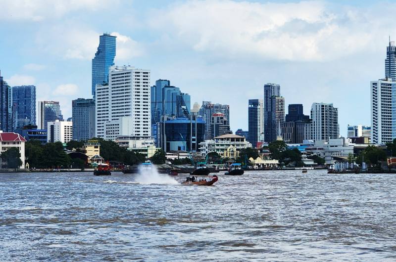 Río Chao Phraya y skyline de Bangkok en septiembre”