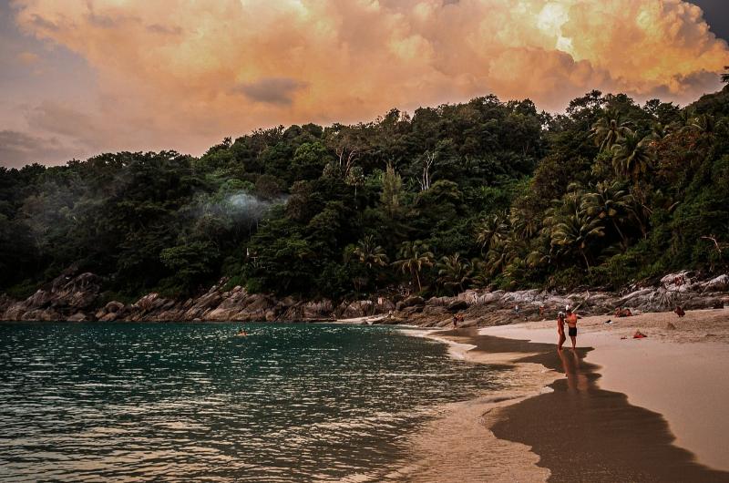 Playa de Phuket al atardecer durante septiembre