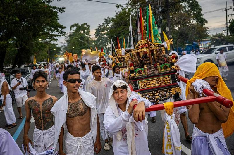 Procesión del Festival Vegetariano de Phuket en Tailandia