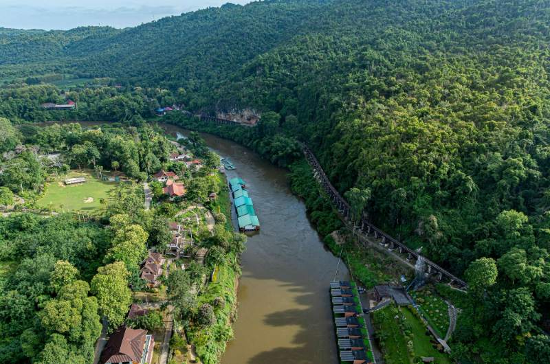 Río Kwai y bungalows flotantes en Kanchanaburi durante octubre