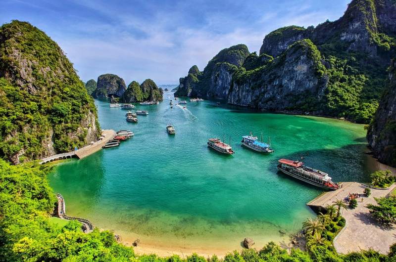Varios cruceros fondeados en una zona de la bahía de Halong durante un día soleado de noviembre
