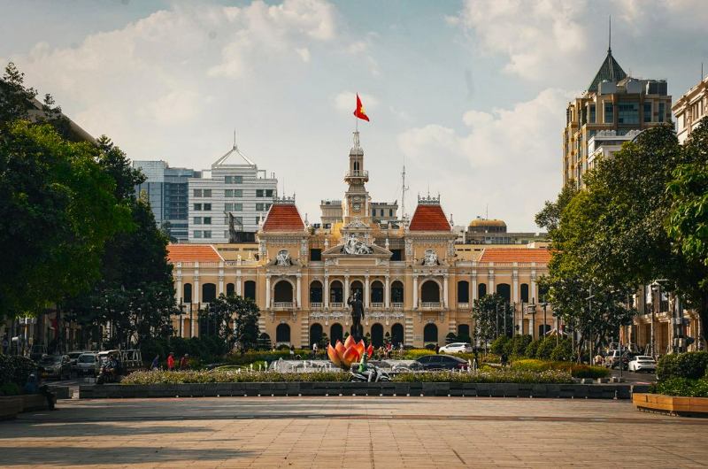 Ayuntamiento de Ho Chi Minh y la plaza Nguyen Hue en un día soleado de noviembre