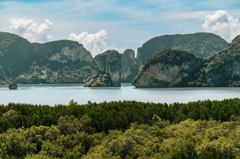 Costa e islas del sur de Tailandia con formaciones rocosas y vegetación