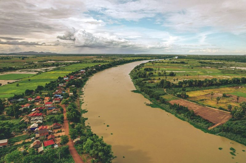 Río Mekong atravesando el noreste de Tailandia rodeado de llanuras verdes