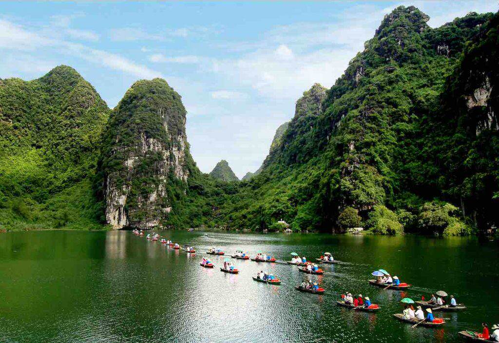 Barcas acercándose a una cueva en Trang An Ninh Binh Vietnam