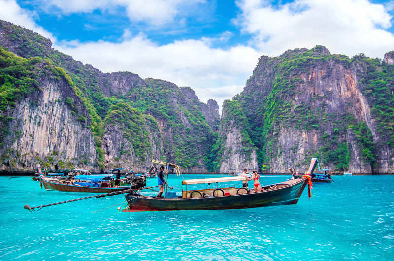 Long tail boats en Pi Leh Lagoon en Phi Phi